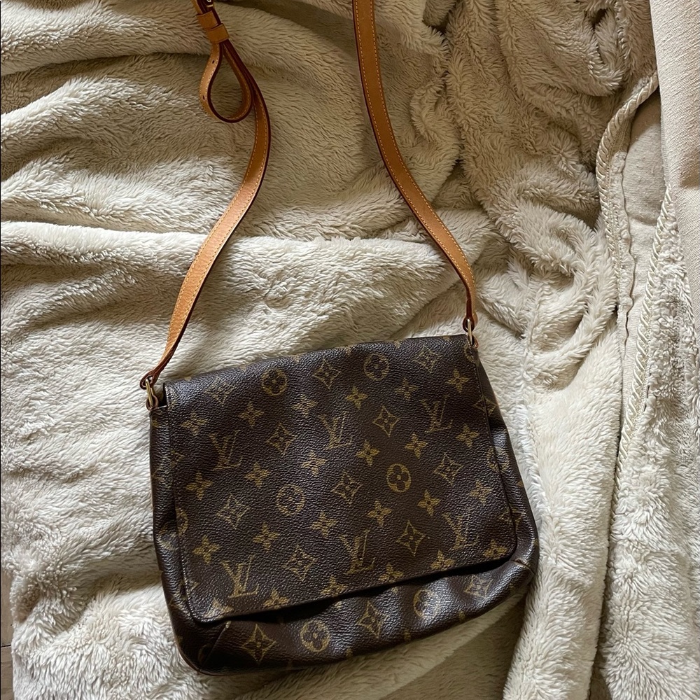 Louis Vuitton monogram shoulder/crossbody bag. Goes with all outfits!